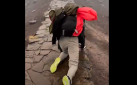 Turista enfrenta vento forte no Pico do Areeiro (vídeo)