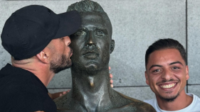 Nininho Vaz Maia d&aacute; beijo a busto de Ronaldo (com v&iacute;deo)
