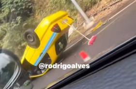 T&aacute;xi capotou em S&atilde;o Vicente