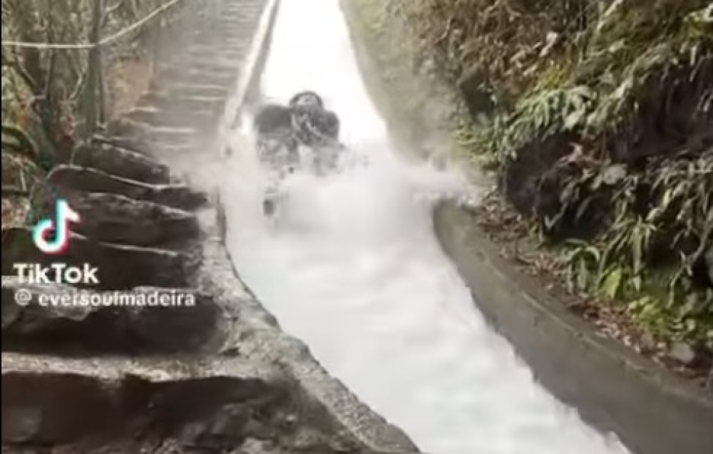 Turistas transformam levada em escorrega (com vídeo)