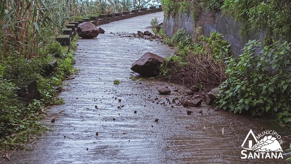 Estrada em São Jorge, Santana, encontra-se condicionada