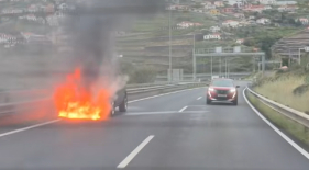 Carro incendeia-se na Via R&aacute;pida, no Campan&aacute;rio (com v&iacute;deos e fotos)
