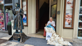 Homenagem &agrave; bordadeira, na Rua Fern&atilde;o de Ornelas, ao som de Max (com v&iacute;deo)