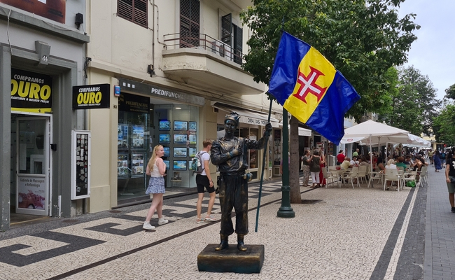 Homem Estátua assinala Dia da Madeira. Veja o vídeo.