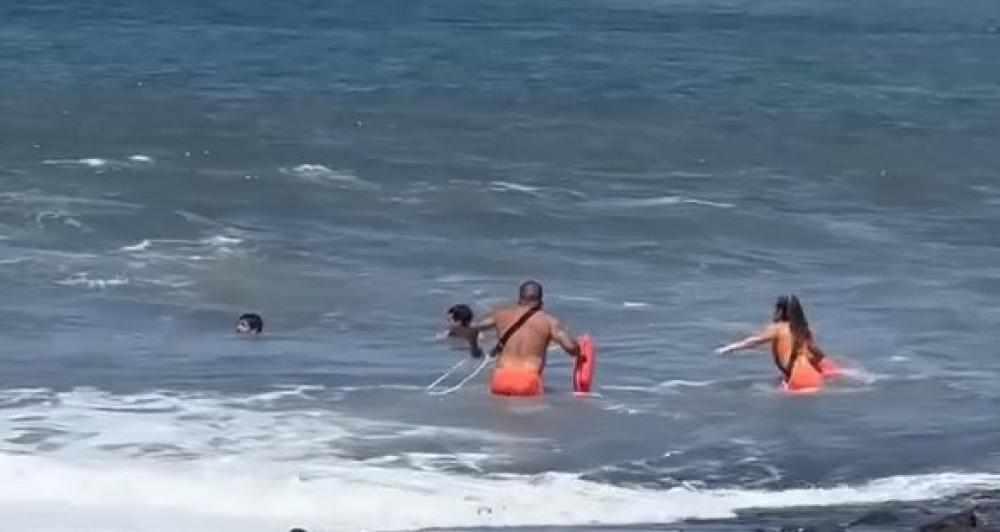 Banhistas em apuros na praia Formosa com bandeira vermelha (com vídeo)