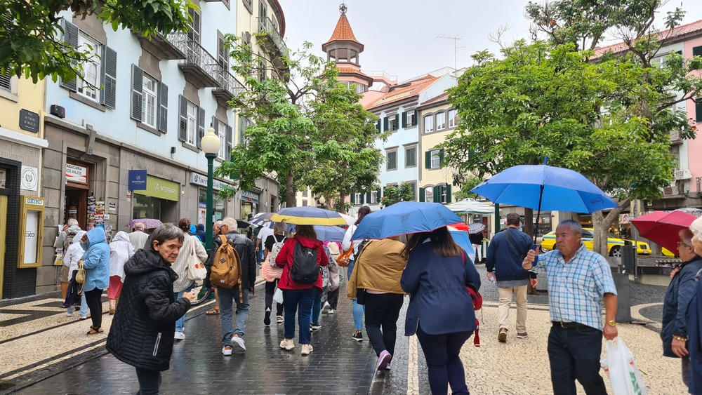 Chuva e agitação marítima na previsão para hoje
