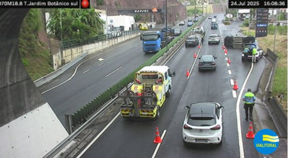 Acidente com viatura capotada