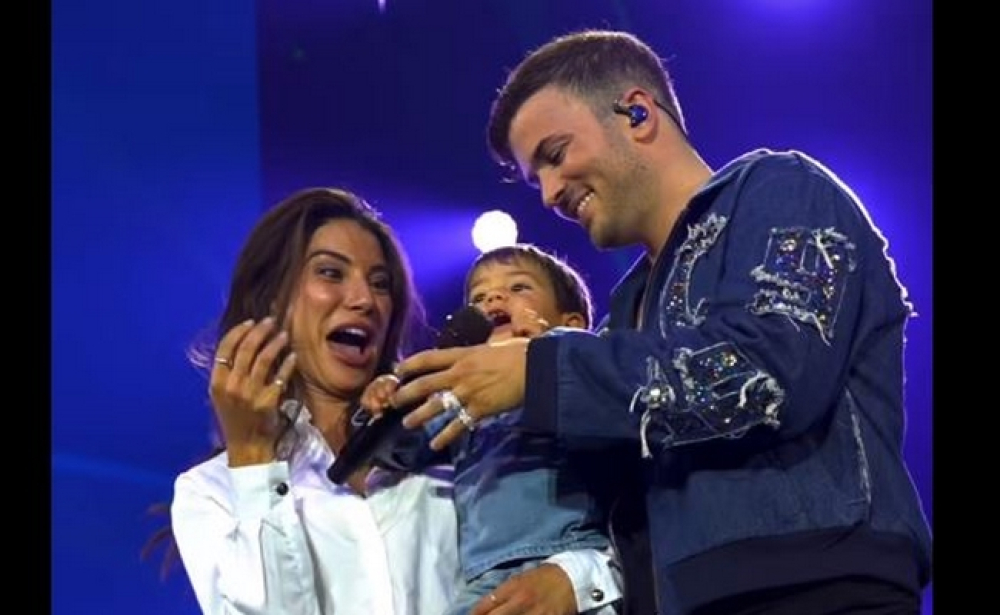 Filho de David Carreira canta para milhares de pessoas. Veja o vídeo emocionante.