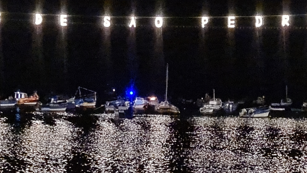 Chamas no mar de Câmara de Lobos