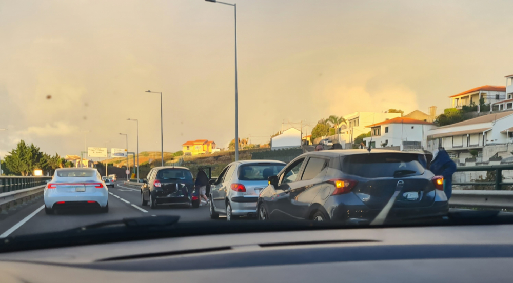 Acidente provoca longas filas de trânsito na Via Rápida