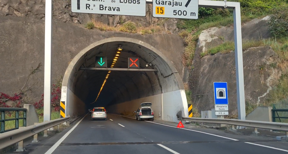 Viatura avariada condiciona trânsito