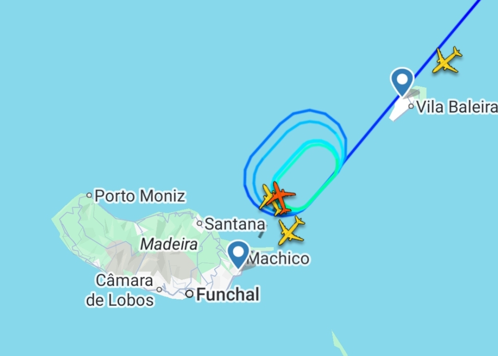 Três aviões às voltas no Aeroporto da Madeira