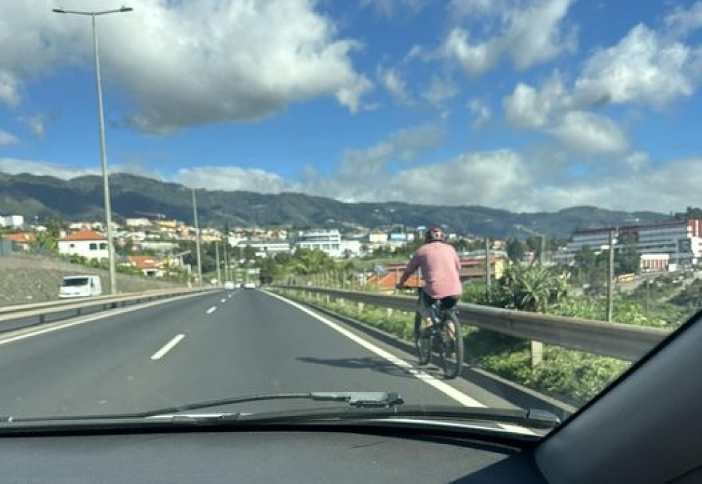 Ciclista a circular na Via Rápida