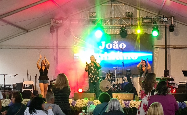 João Quintino canta "Adoro Portugal" no Santo da Serra. Veja o vídeo.