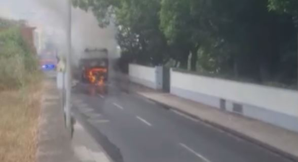 Autocarro em chamas no Funchal. Veja o vídeo.