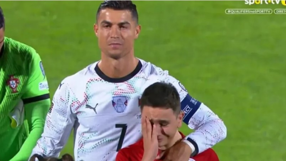 Emocionante: menino chora ao lado de Ronaldo