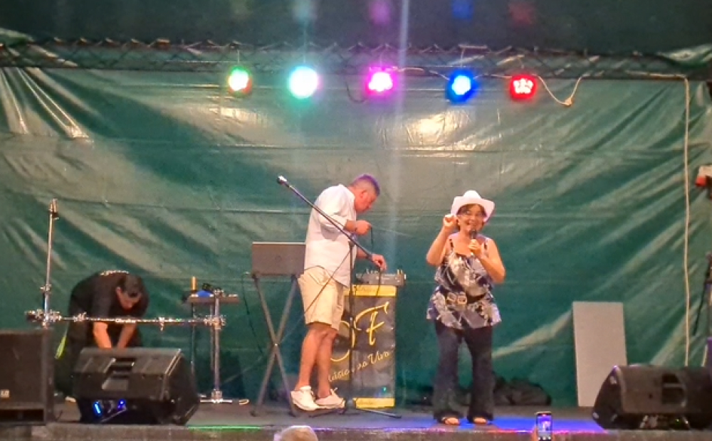 Aldora canta "As bolas do Ronaldo" na Festa do Caniço (com vídeo)