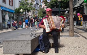 Homem do acorde&atilde;o anima as ruas do Funchal (com v&iacute;deo)