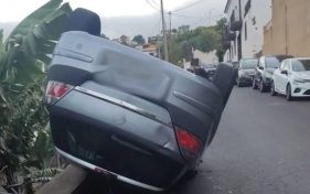 Carro capotou e condutor fugiu, no Funchal
