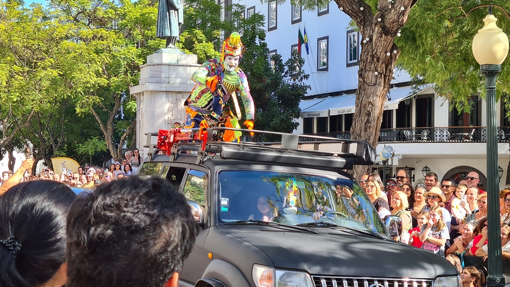 Palhaço Karcocha "invadiu" o Funchal. Veja o momento.