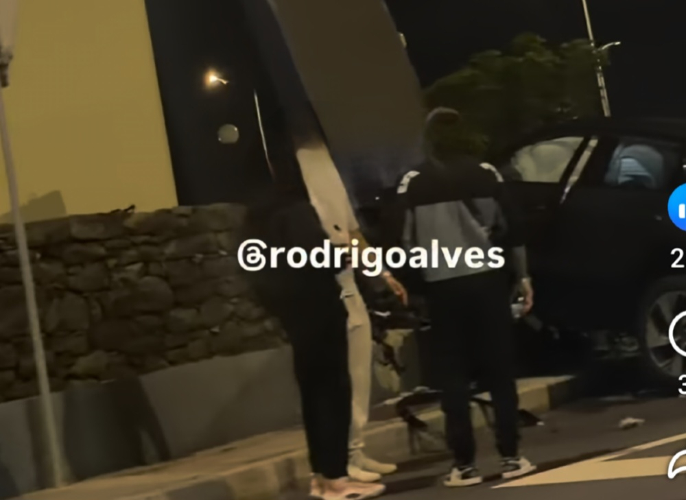 Carro embate em painel de rotunda