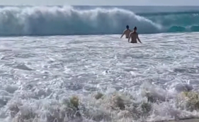 Cidad&atilde;os enfrentam a for&ccedil;a do mar no Porto Santo (com v&iacute;deo)