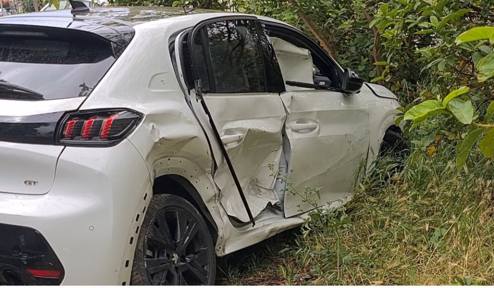 Carro fora de controlo faz estragos em s&eacute;rie no Monte (com v&iacute;deo)