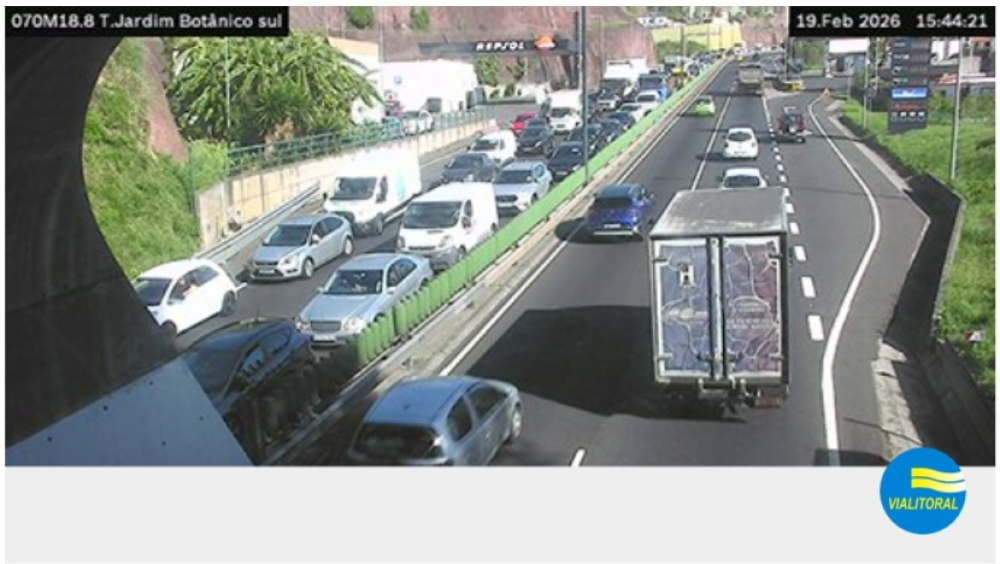 Acidente provoca longa fila de trânsito