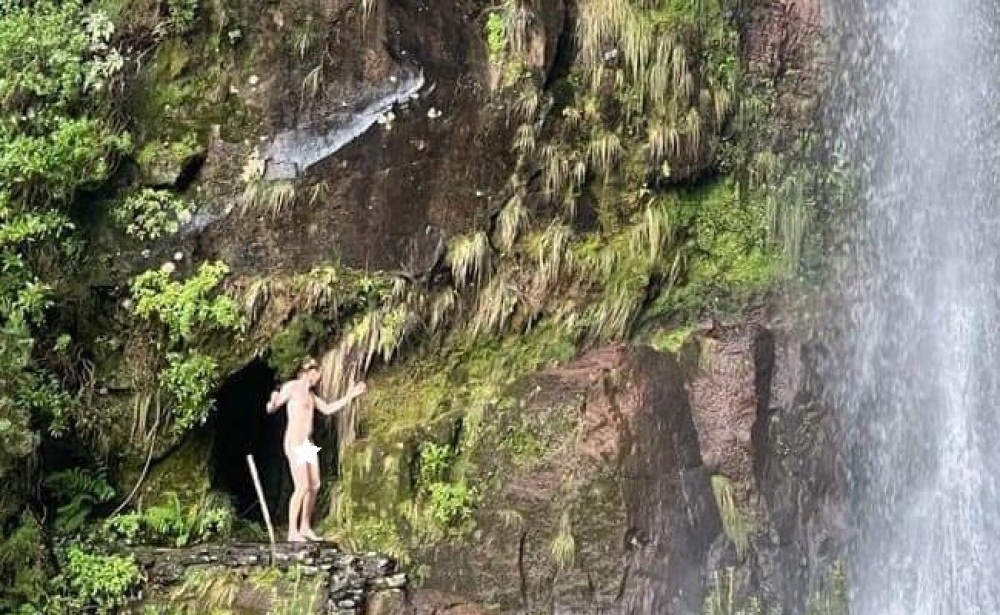 Turista nu na Cascata do Risco