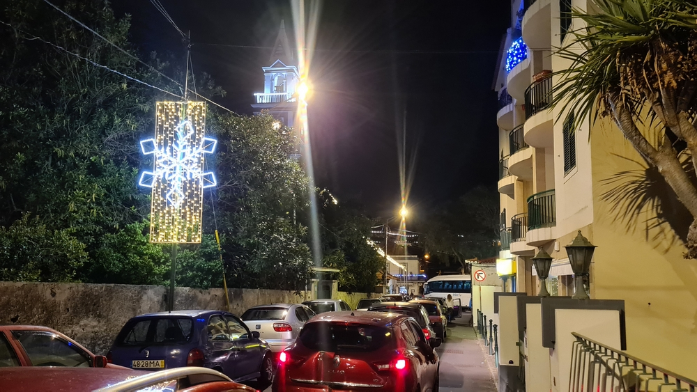 Carro mal parado bloqueia trânsito no centro do Caniço