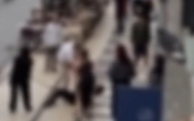 Homem conhecido por &ldquo;Muletas&rdquo; imobilizado por populares (com v&iacute;deo)