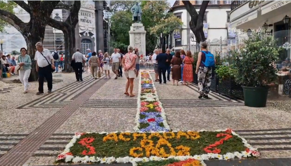 Extenso tapete de flores abrilhantou Dia do Corpo de Deus (com vídeo)