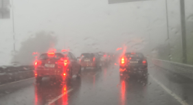 Nevoeiro, chuva e longas filas de tr&acirc;nsito