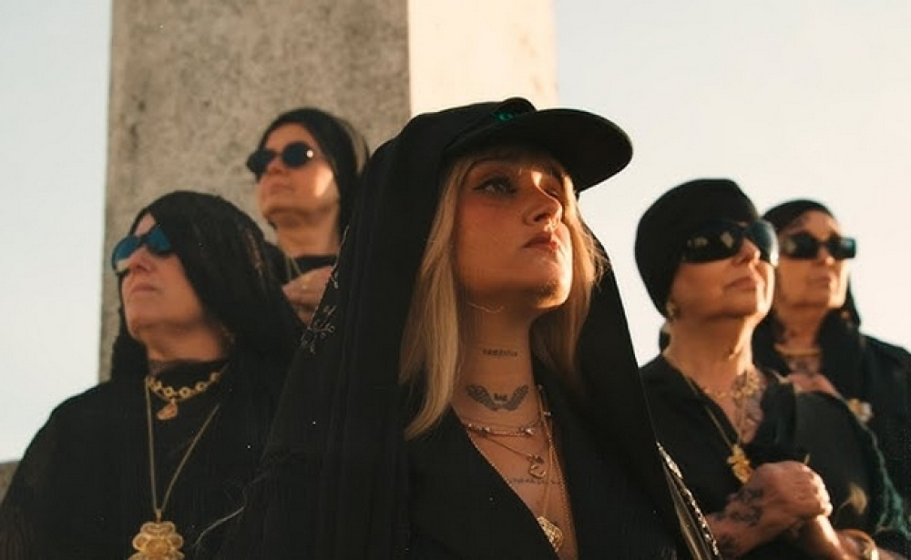 Carolina Deslandes lança "Como é linda". Veja o videoclipe