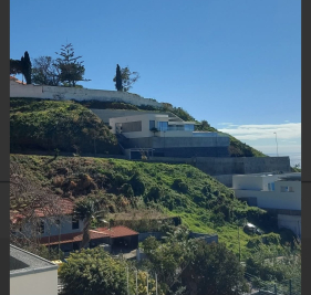 Carro cai em encosta em S&atilde;o Gon&ccedil;alo
