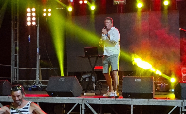 Octávio Freitas canta "Coração não tem idade". Veja o vídeo.