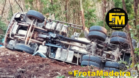 Cami&atilde;o sai de estrada nos Canhas