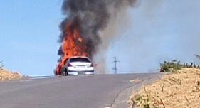 Carro incendeia-se na serra