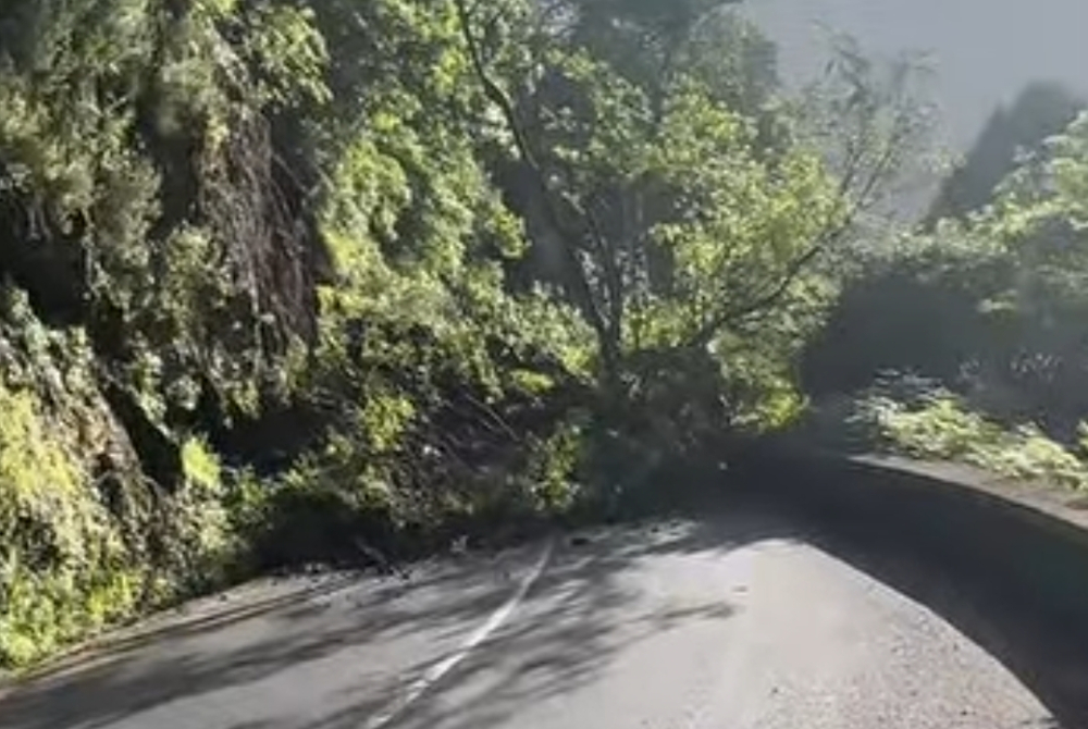 Derrocada deixa carro soterrado na Boaventura  (com vídeo)