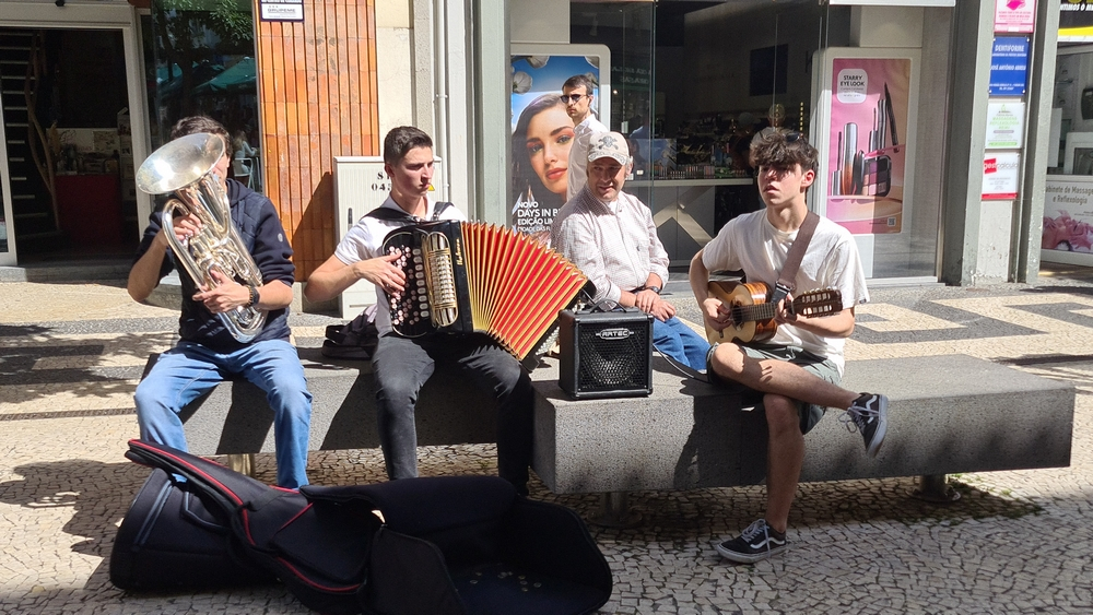 Jovens músicos: canções populares tocadas na rua (vídeo)