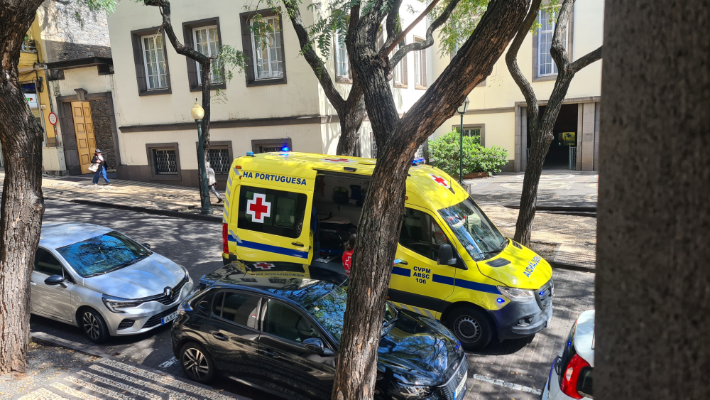 Mulher sente-se mal na estação dos correios