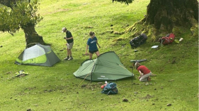 Tr&ecirc;s turistas ingleses "apanhados" em acampamento ilegal no Fanal