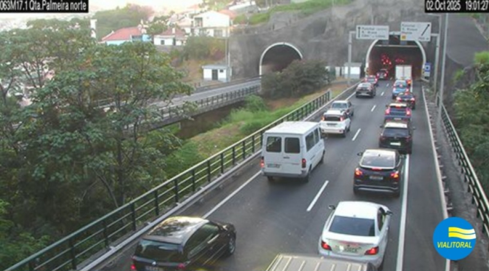 Acidente está a provocar longa fila de trânsito