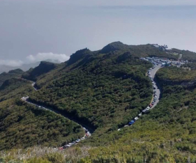 Estacionamento ca&oacute;tico levanta preocupa&ccedil;&otilde;es na Achada do Teixeira