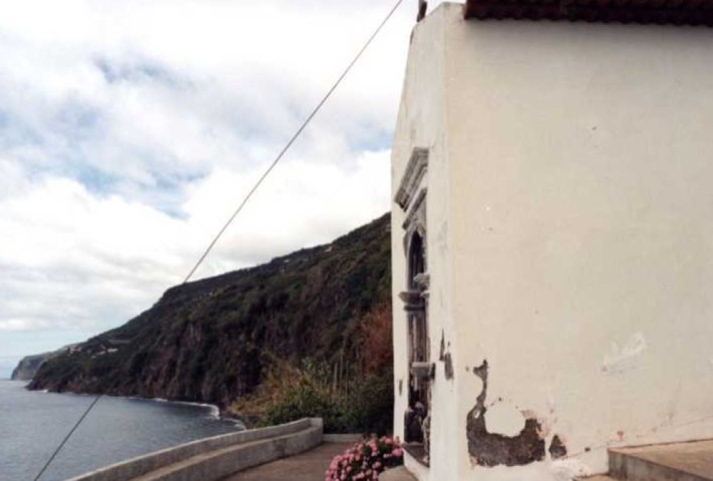 Parte da Capela da Senhora da Vida caiu ao mar