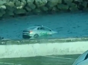 Viatura da GNR cai ao mar nos A&ccedil;ores (com v&iacute;deo)
