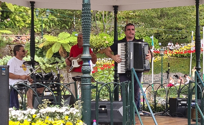 Buzico animou Largo da Fonte. Veja a música da "Gaga"