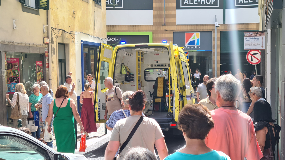 Ambulância chamada à Rua do Seminário