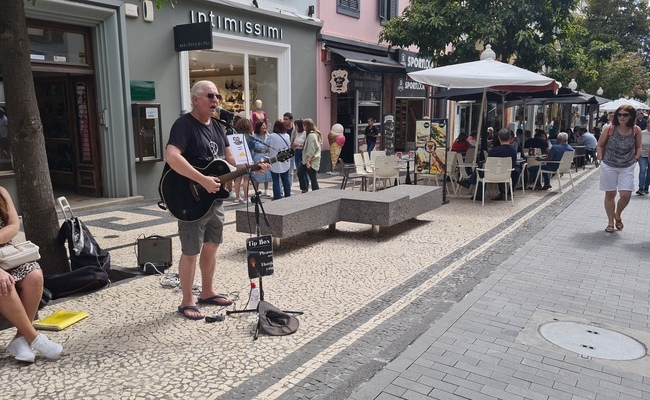 Música e turistas "invadem" as ruas (com vídeo)