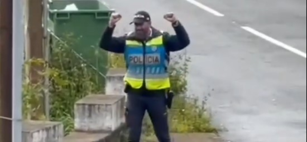 Vídeo de polícia a dançar torna-se viral